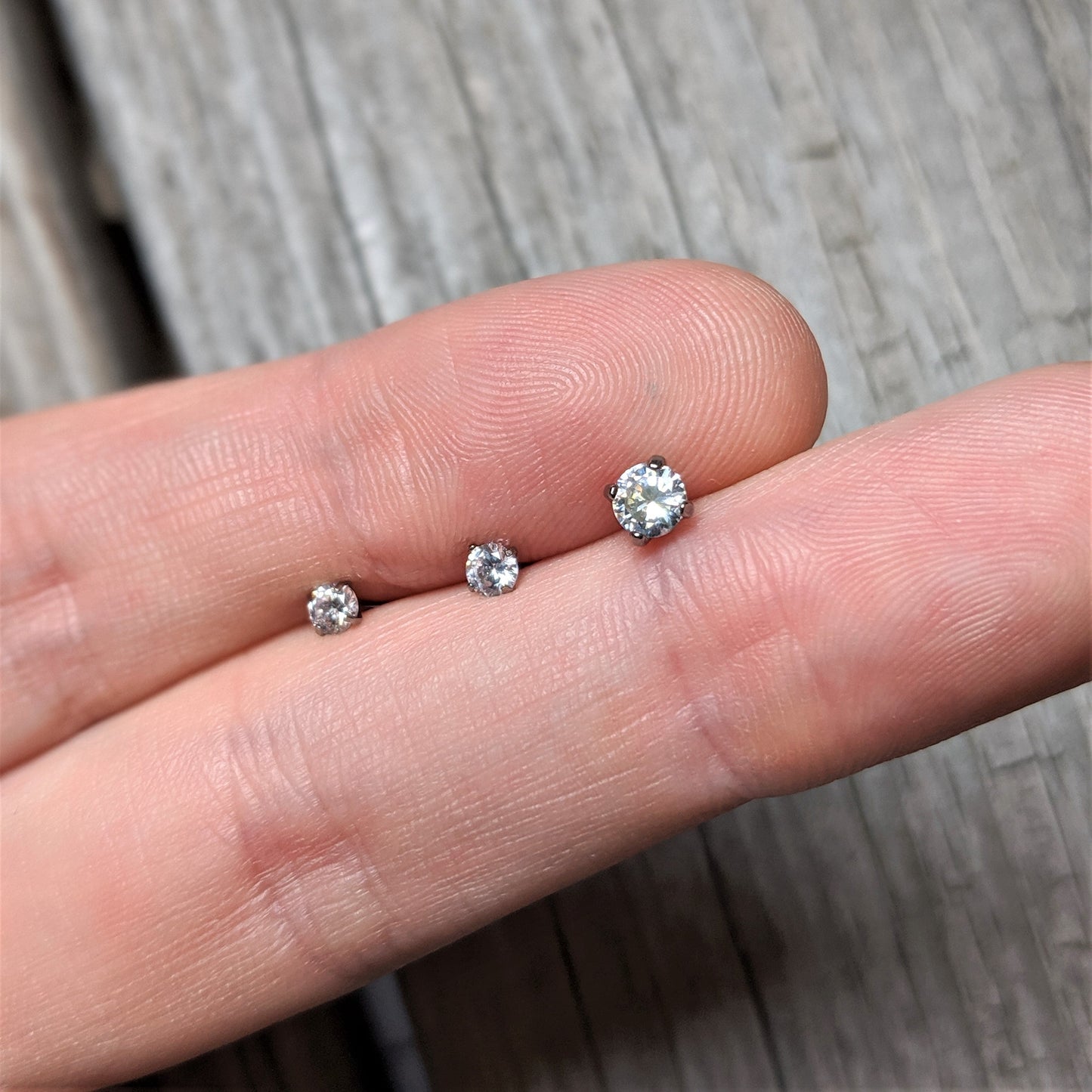 18G 1/4 Clear CZ Gem G23 Titanium 4mm Cartilage Tragus Earring