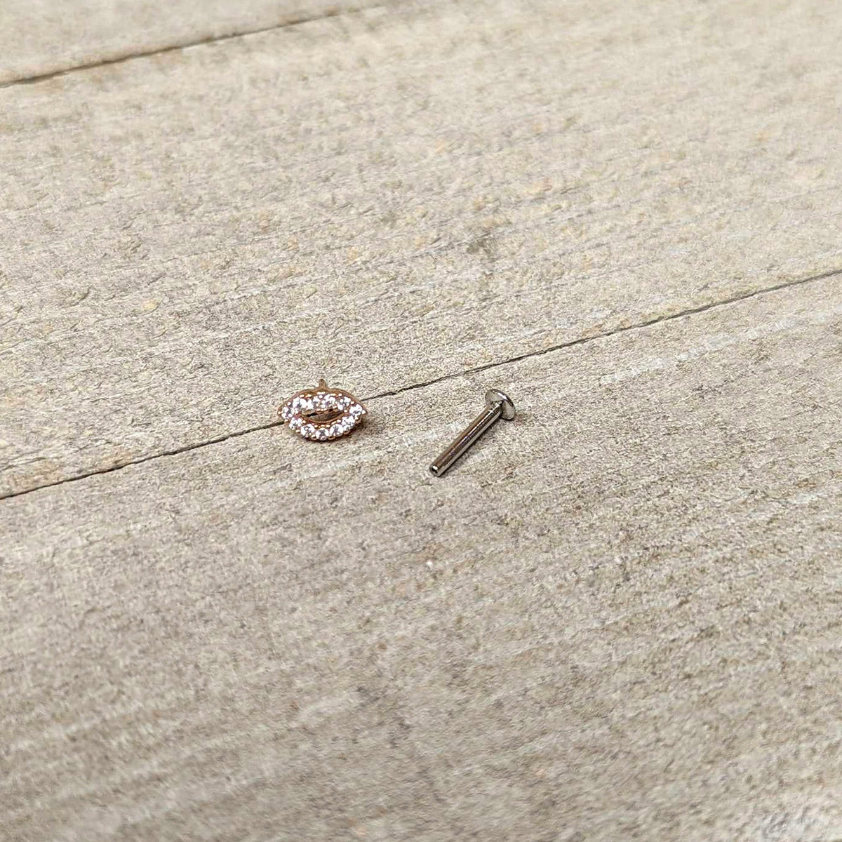 16G 5/16 Clear CZ Gem Kissy Lips Rosy Threadless Labret Tragus