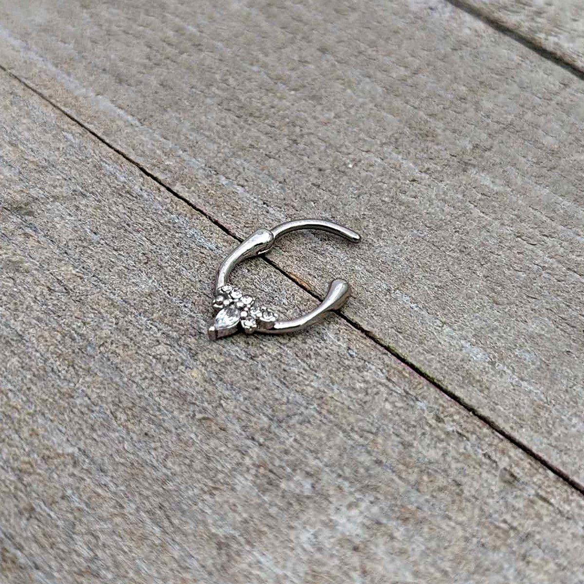 16G 5/16 Clear Gem Bee Glamour Cartilage Clicker