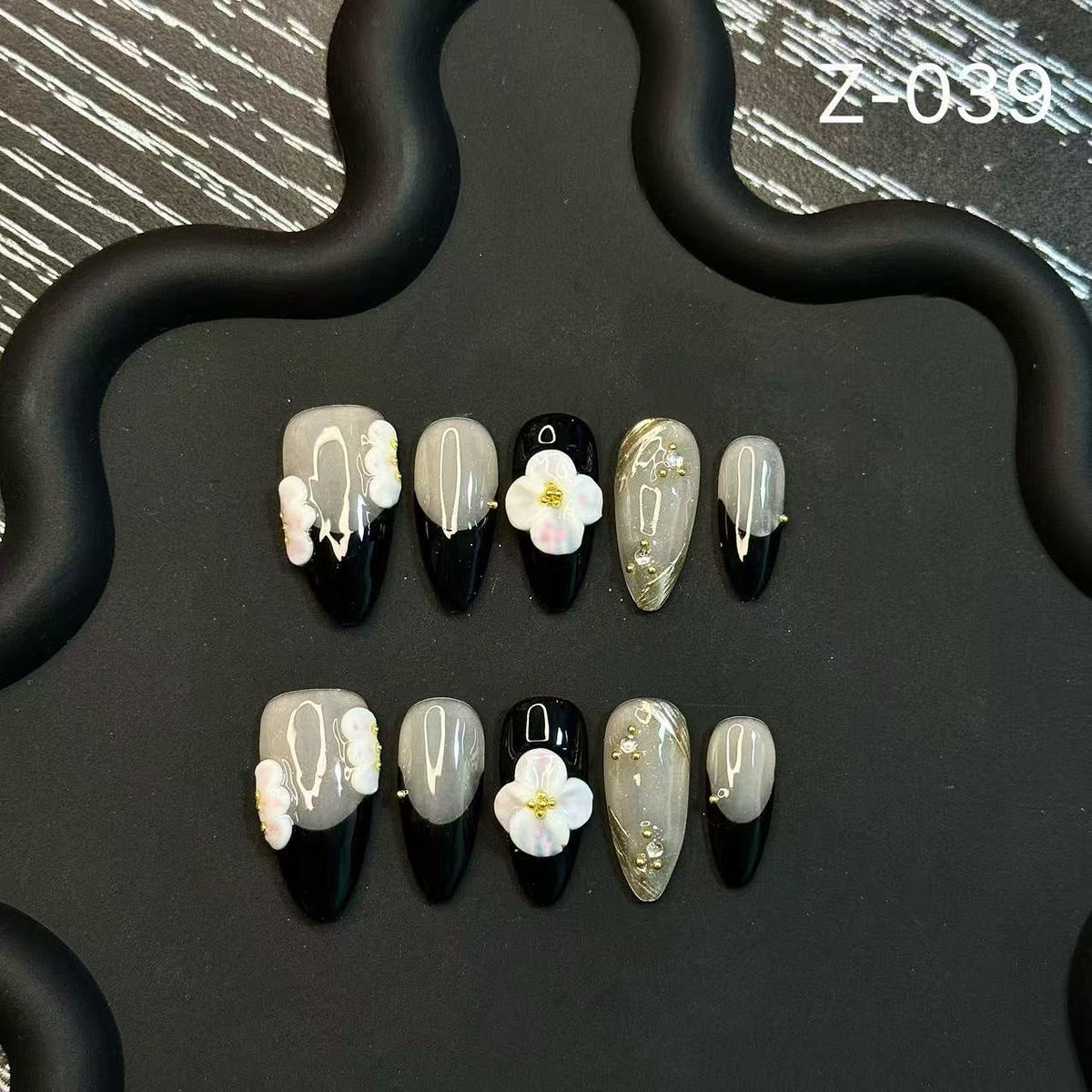 Short Engraved Retro Fragrance Handmade Press on Nails Temperament