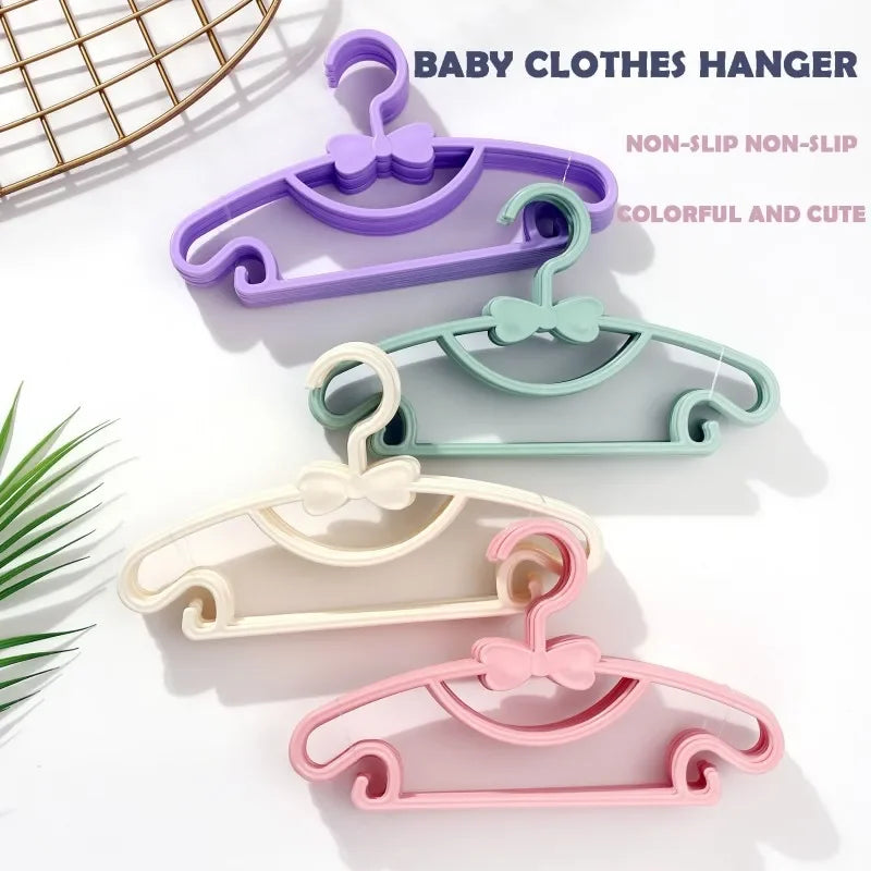 10 Pieces of Children's Hangers, Portable Plastic Display Hangers Windproof Children's Outerwear Hangers Baby Clothing Organizer