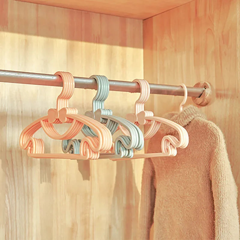 10 Pieces of Children's Hangers, Portable Plastic Display Hangers Windproof Children's Outerwear Hangers Baby Clothing Organizer
